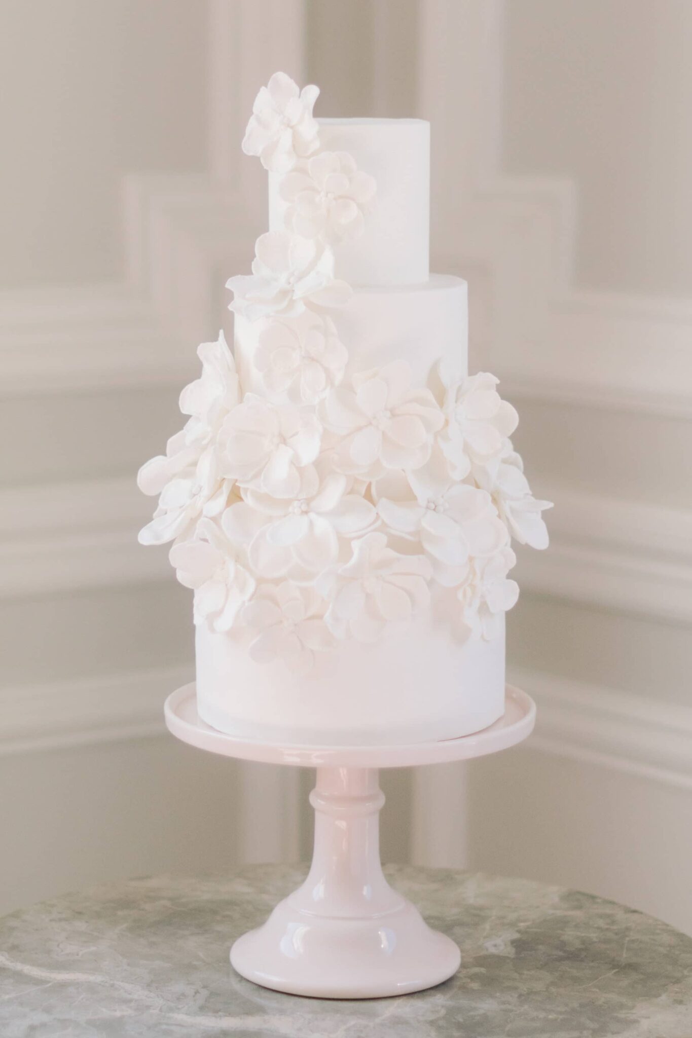 un wedding cake dans la chambre du plaza athénée paris